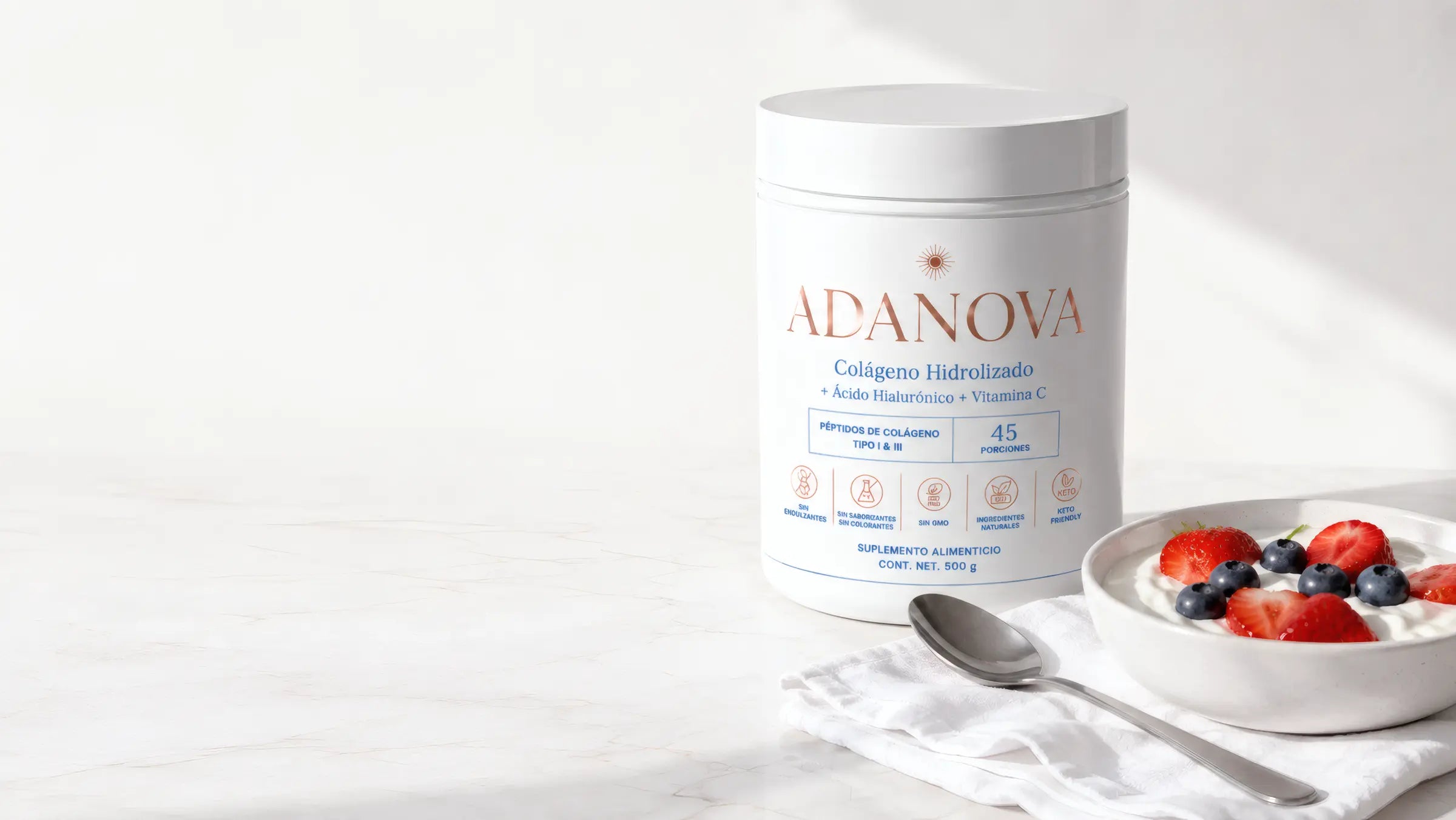Colágeno Adanova con vitamina C junto a un desayuno con yogur y fruta