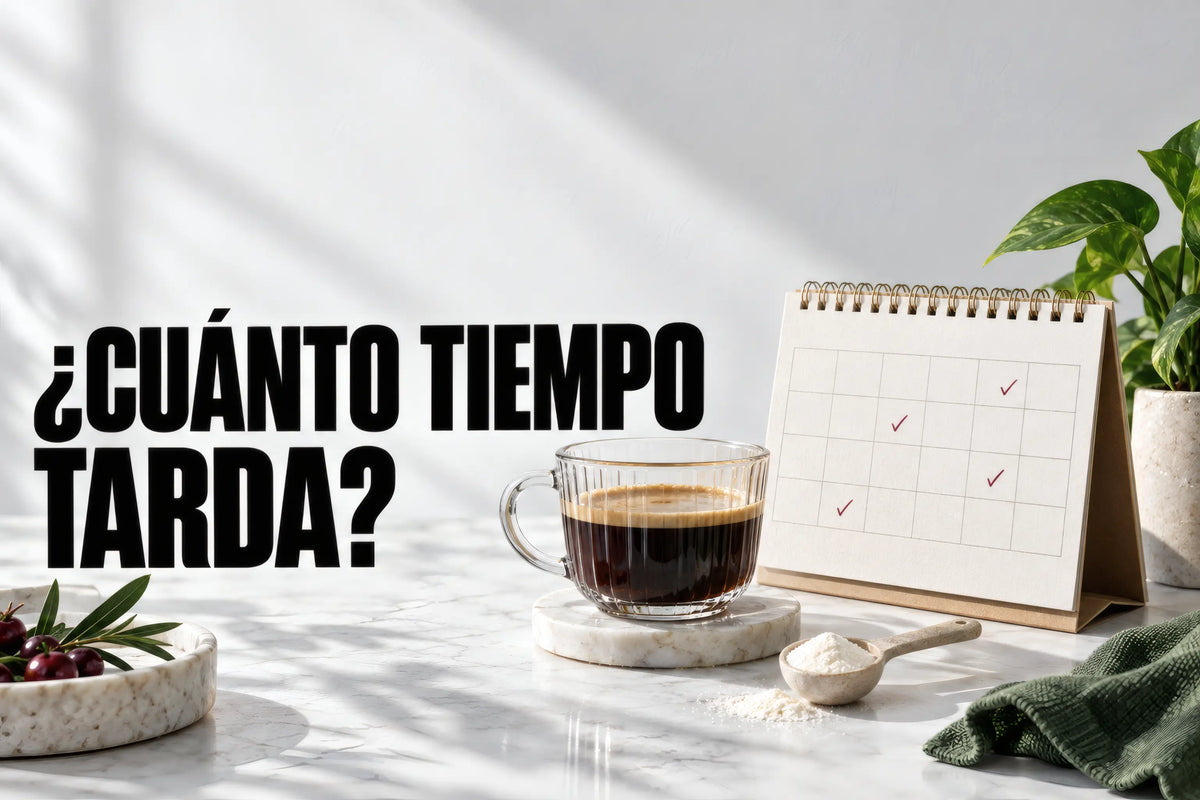 ¿Cuánto tiempo tarda? Calendario junto a café y una cucharada de colágeno en polvo.