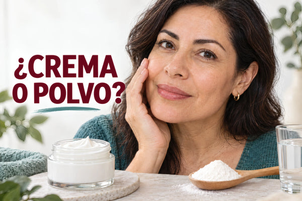 Colágeno para la cara: mujer con piel natural junto a crema y polvo; ¿crema o polvo?