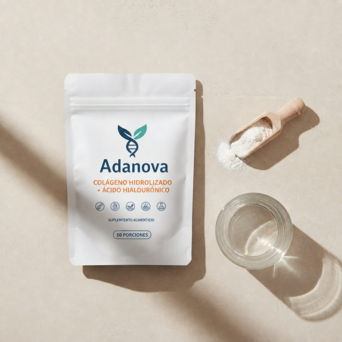 Bolsa de colágeno con etiqueta Adanova, scoop con polvo y vaso de agua sobre una superficie clara.