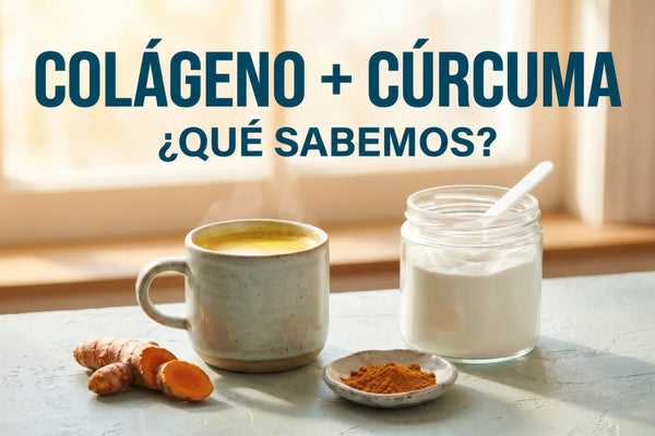 Colágeno con cúrcuma: taza de leche dorada, raíz de cúrcuma y frasco genérico de colágeno en polvo.