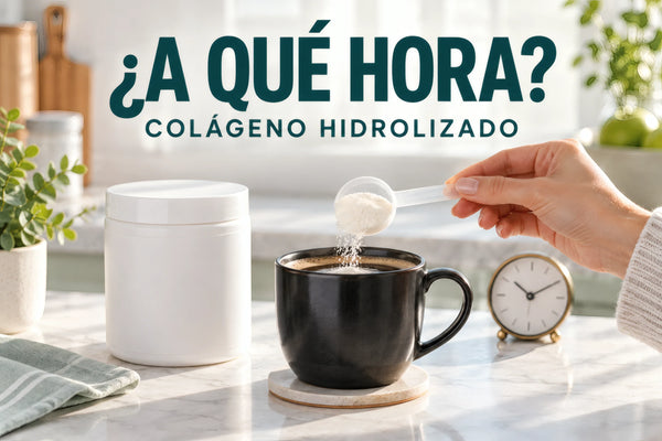 Cucharada de colageno sobre una taza de cafe y un reloj; a que hora tomarlo.