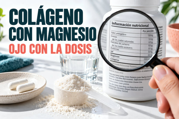 Lupa sobre una etiqueta de suplemento junto a colágeno y cápsulas; ojo con la dosis.