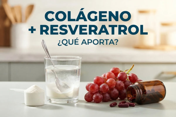 Colágeno resveratrol: vaso con colágeno en polvo, uvas rojas y cápsulas genéricas sobre una mesa.