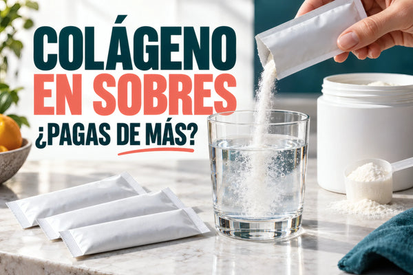 Sobre de colágeno vertido en agua junto a un frasco y una cuchara; ¿pagas de más?