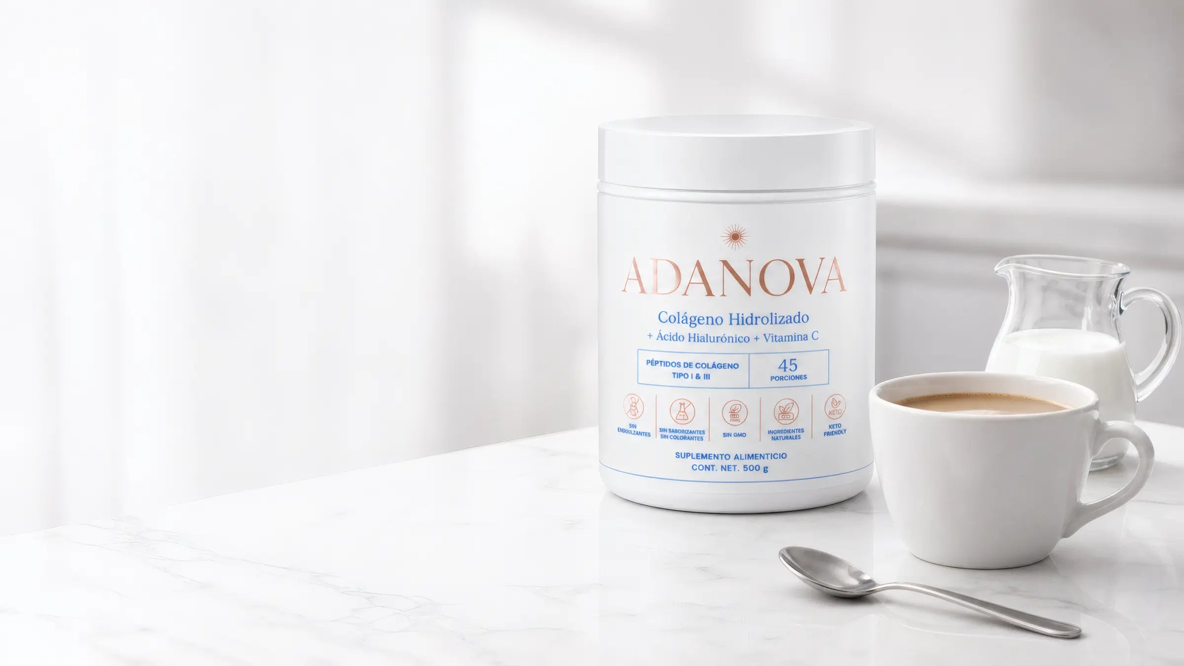 Colágeno hidrolizado sin sabor Adanova junto a una taza de café y una jarrita de leche